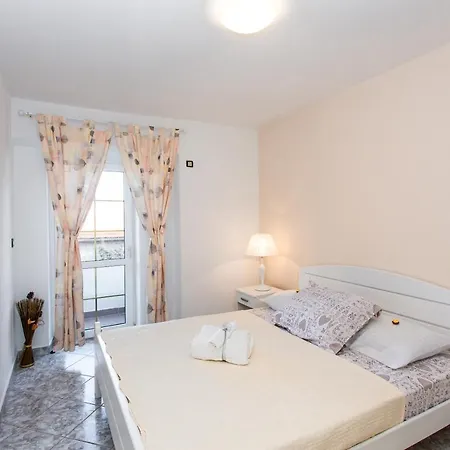 Tino Apartment Sutivan
