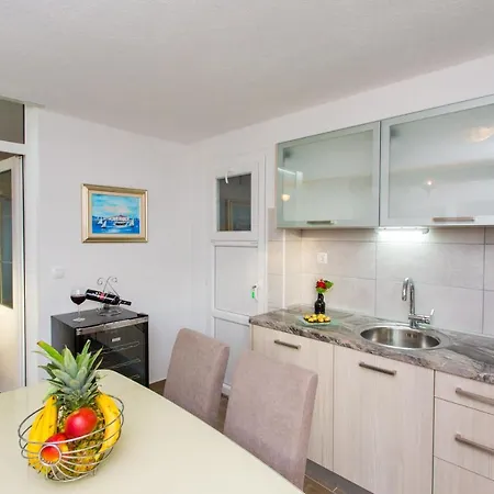 Tino Apartment Sutivan
