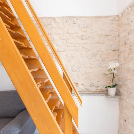 Tino Apartment Sutivan